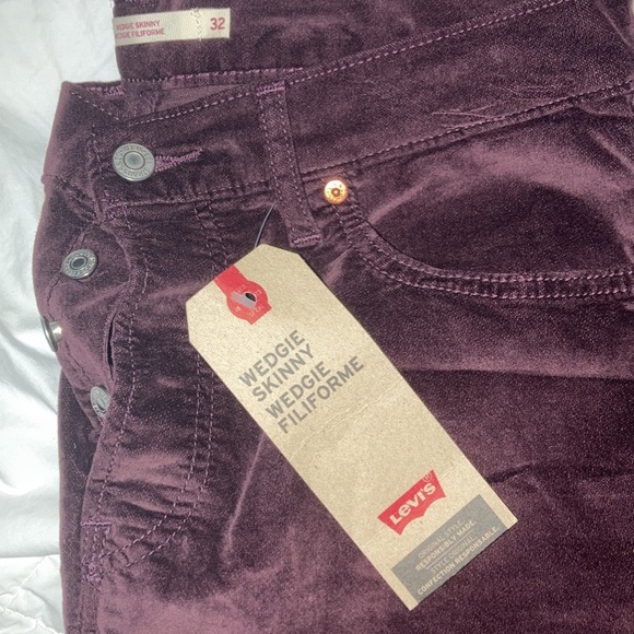 Levi’s Wedgie Skinny Plush Burgundy Corduroy Jeans Size 32 High Rise - Picture 5 of 8